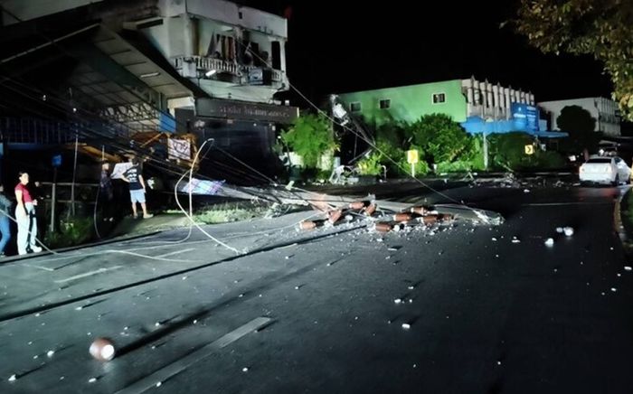 Người phụ nữ lái xe tải tông ngã 9 cột điện, nửa thành phố chìm trong bóng tối