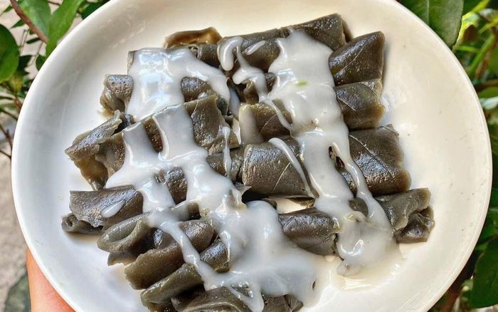 Món bánh dân dã đen sì, nghe tên ngượng đỏ mặt là đặc sản miền Tây, ăn với cốt dừa béo ngậy