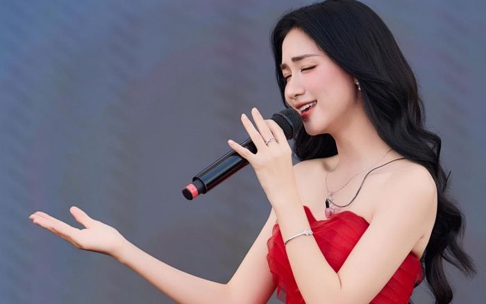 Bất ngờ thái độ của Hòa Minzy khi gặp khán giả trước điểm diễn