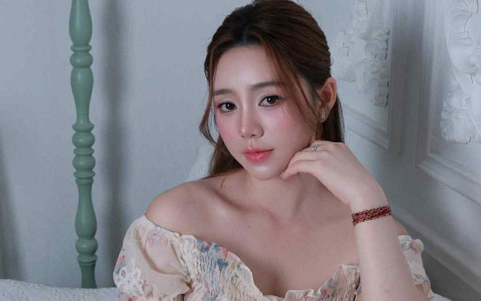 Quỳnh Kool e ấp diện áo yếm, để lộ chi tiết gợi cảm khiến fan 'đứng hình' ngay từ ánh nhìn đầu tiên