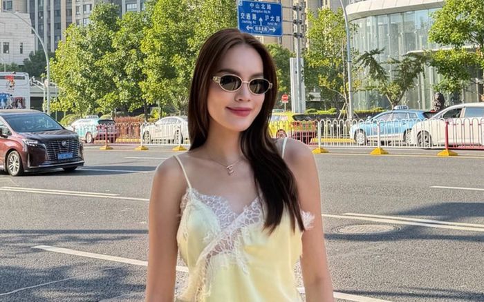 Hoa hậu Lê Hoàng Phương 'gây bão' khi diện áo ngủ 2 dây xuống phố