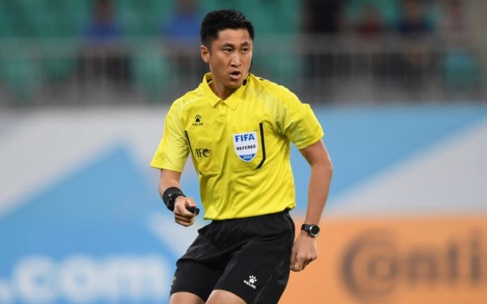 Trưởng đoàn tuyển Indonesia đẩy trọng tài Trung Quốc, tranh cãi dữ dội với 3 thẻ đỏ