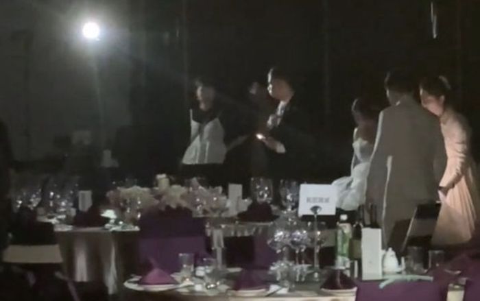 Mất điện giữa đám cưới, cô dâu chú rể bức xúc trước 'vật đền bù' từ nhà hàng