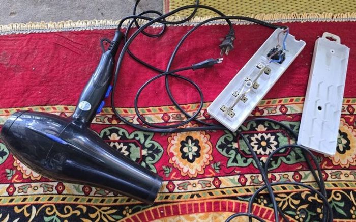 Cháu gái bị điện giật khi sử dụng máy sấy tóc, bà ngoại thất thần trong tang lễ khiến ai cũng xót xa