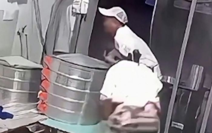 Chồng bị điện giật co cứng trong bếp, người vợ giải cứu 'thần sầu' khiến dân mạng tán dương không ngớt