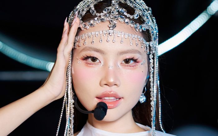 Phương Mỹ Chi gây sốt với tạo hình khác lạ chưa từng thấy