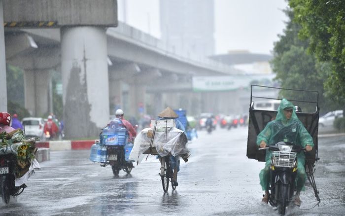 Hà Nội sắp có mưa dông: Cảnh báo những khu vực có lốc, sét và gió giật mạnh