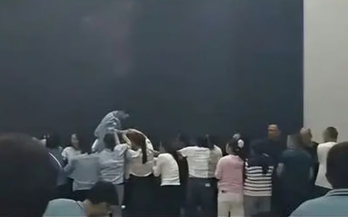 Phụ huynh quỳ gối để con cái đi qua lưng, cảnh tượng gây tranh cãi dữ dội ở một trường học