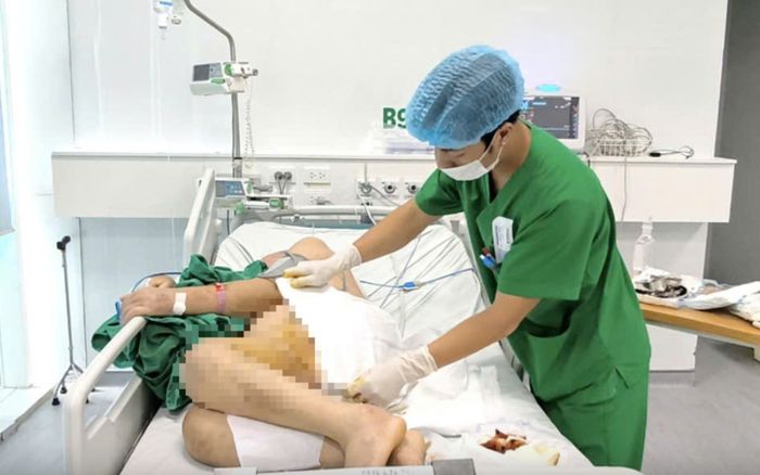 Chủ quan với 2 nốt mụn nhọt, cụ ông 76 tuổi suýt mất mạng