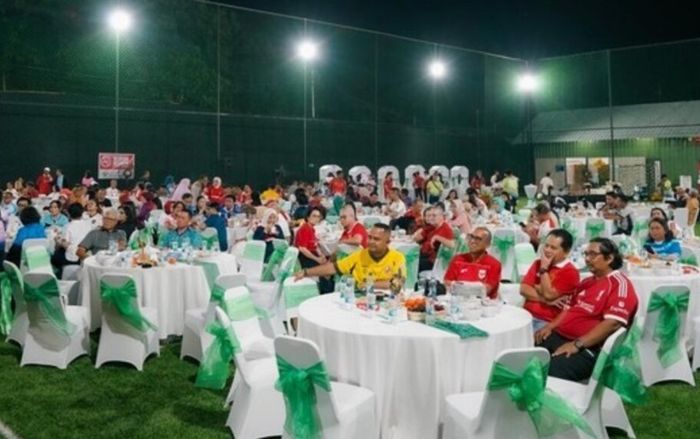 Đám cưới độc lạ: Toàn bộ khách mời mặc áo đá bóng đến dự, lý do gây kinh ngạc