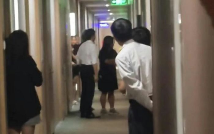 Người đàn ông đưa vợ và nhân tình đến cùng một khách sạn, vụ ngoại tình bị phanh phui gây náo loạn