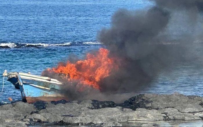 Tàu cá bất ngờ bốc cháy giữa biển, cột khói đen dày đặc khiến người dân hoảng hốt