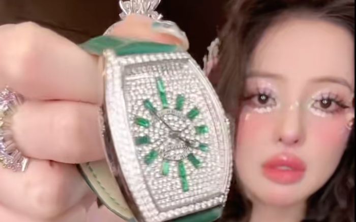 Bộ sưu tập đồng hồ hàng tỷ của Ngân 98