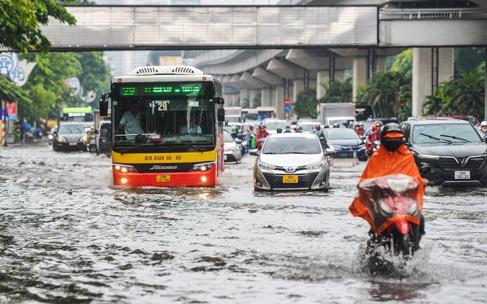 Hà Nội mưa kéo dài, cảnh báo ngập nhiều tuyến phố