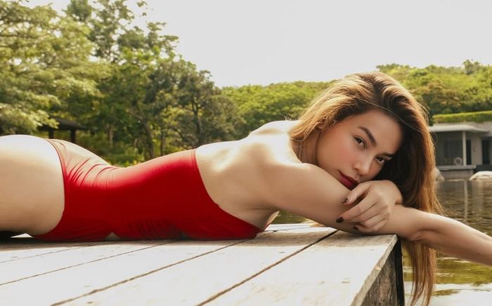 Chỉ với áo 2 dây và chân váy ngắn củn, Hồ Ngọc Hà vẫn 'đốt mắt' dân tình với body gợi cảm