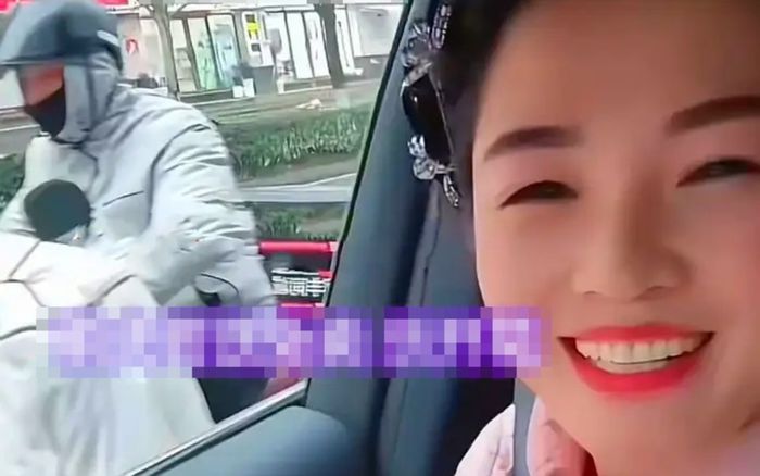 Gặp lại chồng cũ đi giao đồ ăn sau 3 năm ly hôn, người phụ nữ có phản ứng gây tranh cãi