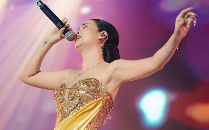 Hàng ngàn sinh viên đồng loạt phản ứng mạnh khi nghe Võ Hạ Trâm bắn nốt cao