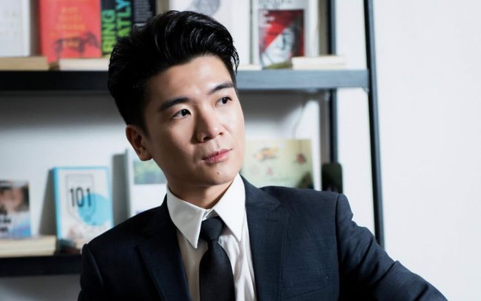 Con trai bầu Hiển gây sốt với khoảnh khắc lái siêu xe chục tỷ đi làm