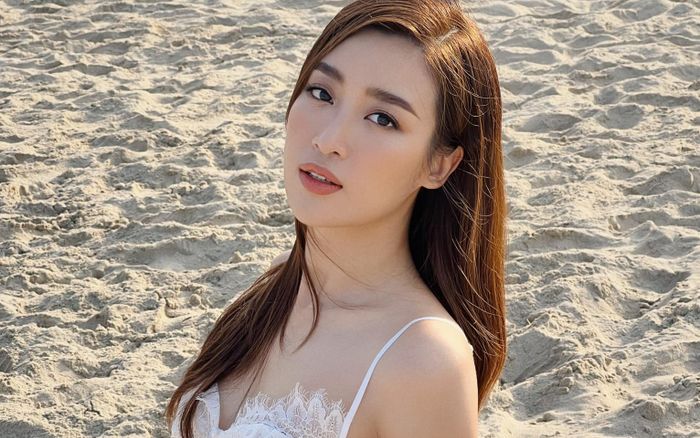 Hoa hậu Đỗ Mỹ Linh diện chiếc váy 'kín trên hở dưới', lộ điểm cực quyến rũ gây 'bão mạng'