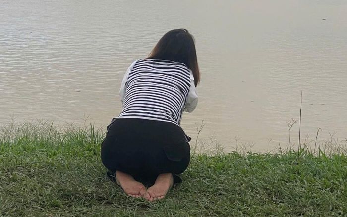 Nghi chồng ôm 2 con nhảy cầu ở Nghệ An, xót xa cảnh vợ quỳ gối bên sông gào khóc thảm thiết