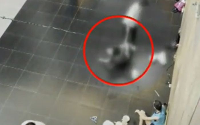 Phẫn nộ người đàn ông sàm sỡ cô gái say rượu giữa đám đông, sự việc kéo dài 10 phút không một ai tới giúp