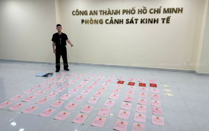 Cảnh sát khám xét nhà DJ Ngân 98, thu giữ 80 sổ đỏ, hơn 8.000 USD