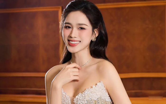 Đỗ Thị Hà diện váy xẻ sâu táo bạo khoe vẻ đẹp căng tràn, ví như cô dâu quyến rũ nhất nhì Vbiz