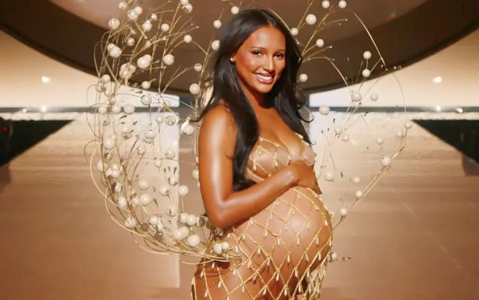 Nữ người mẫu nội y bế bụng bầu 9 tháng catwalk gây chấn động Victoria's Secret 2025