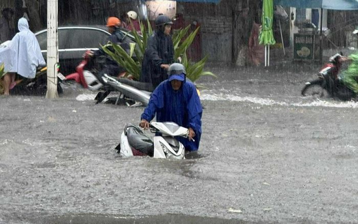 Sau trận mưa lớn, nhiều tuyến đường ở Nha Trang chìm trong biển nước