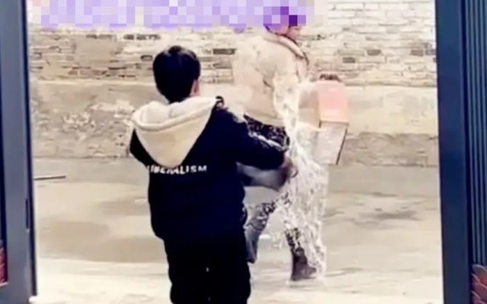 Trở về sau 5 năm bỏ đi, người phụ nữ bị con trai tạt nước, đuổi khỏi nhà