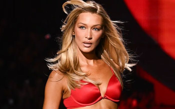 Màn trở lại chấn động của siêu mẫu dẫn đầu Victoria's Secret Fashion Show 2025