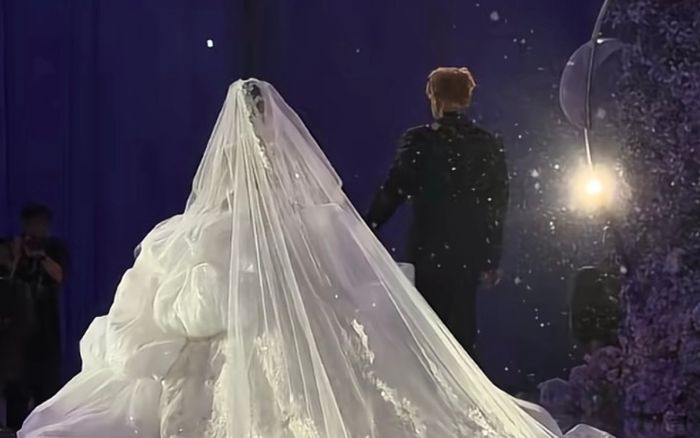 Nam ca sĩ làm đám cưới phát livestream cho fan xem, tặng quà sang chảnh cho khách mời đến dự