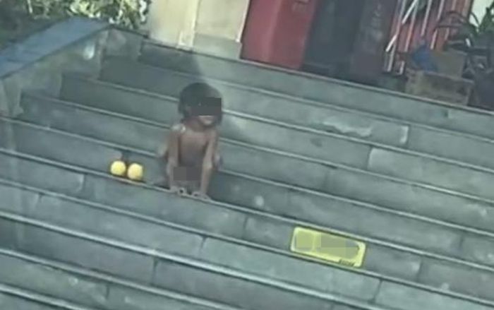 Đứa bé như người tiền sử lang thang ngoài đường, cha mẹ nói đây là cách 'nuôi dạy tự nhiên'