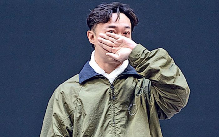 Nam ca sĩ hàng đầu showbiz tiết lộ từng bị bạn bè nhét vào thùng rác khi sang nước ngoài du học