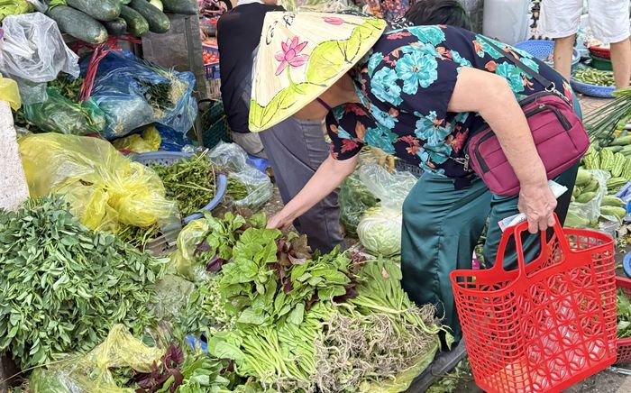 Hà Nội: Chuyện gì đang xảy ra với giá rau sau mưa lũ?