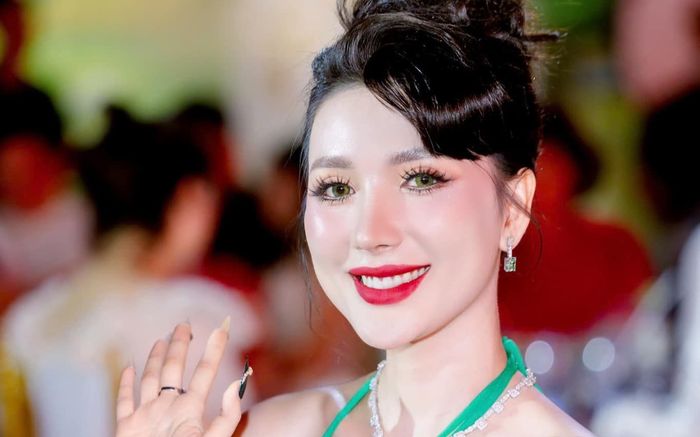 Ngân Collagen đang làm gì?