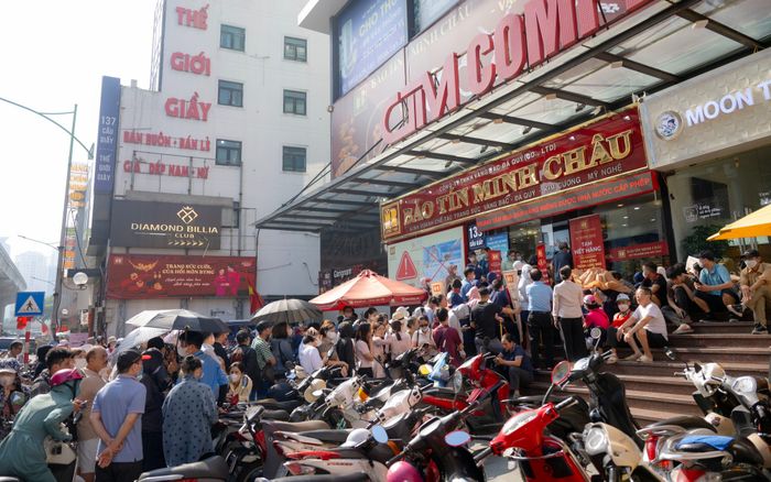 Cảnh tượng quen thuộc tại cửa tiệm vàng khi giá tăng