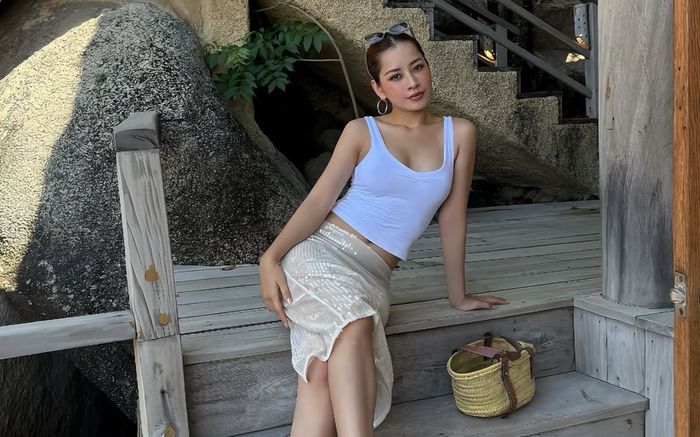 Chi Pu diện váy xuyên thấu khoe vóc dáng săn chắc ở tuổi U40