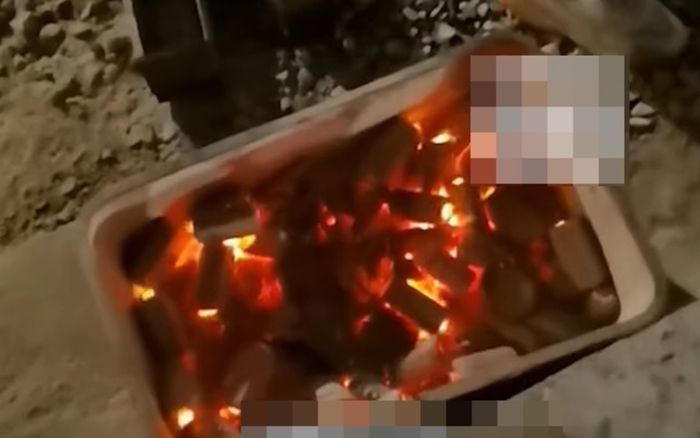 Bé trai 5 tuổi ngã vào lò than đang cháy trong nhà hàng thịt nướng, người mẹ liều mình dùng tay không cứu con