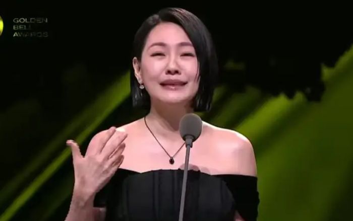 Nữ ca sĩ bước trên sân khấu với ngoại hình giống hệt người chị ruột đã qua đời, khán giả nghẹn ngào