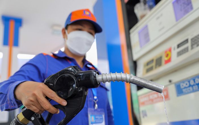 Giá xăng dầu hôm nay 18/10: Tăng nhẹ phiên cuối tuần