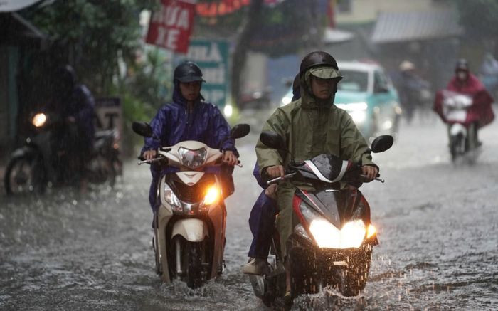 Hà Nội đón mưa rào trước khi không khí lạnh tràn về