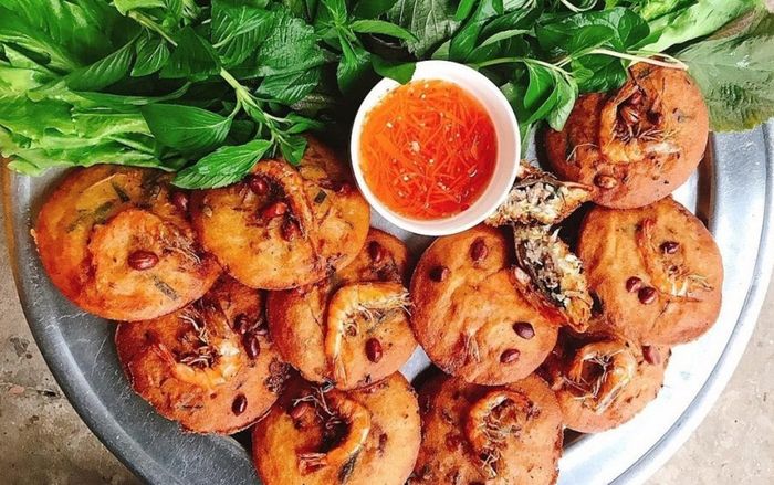 Món bánh đặc sản miền Tây có tên rất lạ tai, ăn với rau sống và nước mắm ngon quên lối về