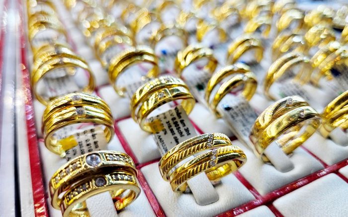 Giá vàng hôm nay (19/10): Vàng nhẫn đảo chiều sau đỉnh, thị trường vẫn nóng rực