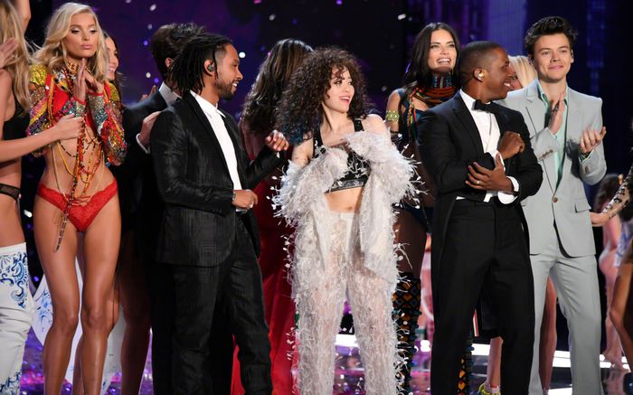 Nữ ca sĩ châu Á từng diễn tại Victoria Secret được khen 'ăn chặt' Lisa lẫn Twice, là giám khảo chấm thi cho Phương Mỹ Chi