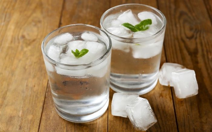 Uống nước đá thay nước lọc, cơ thể sẽ ra sao?