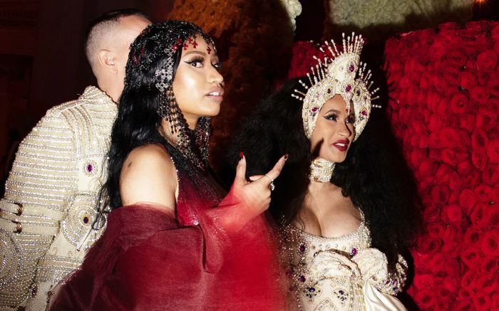 Hai 'chị đại' làng nhạc khẩu chiến cực căng trên mạng, gọi thẳng tên 'đi chữa bệnh tâm thần đi'