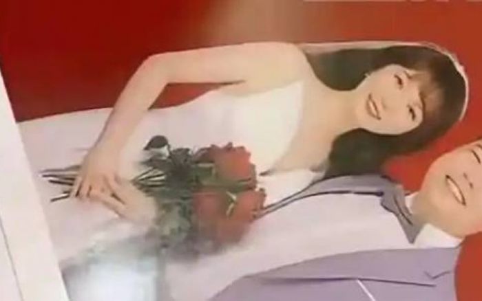 Treo ảnh cưới suốt 4 năm, người vợ sốc khi phát hiện chồng là người lạ