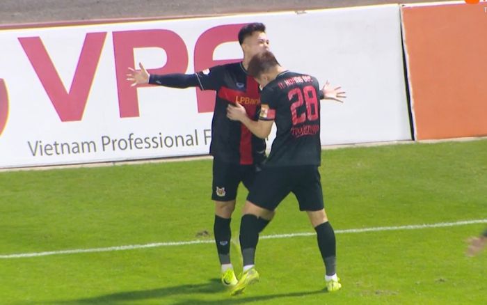Đức Chiến và Hoàng Đức ăn mừng cuồng nhiệt sau bàn thắng vào lưới đội bóng cũ