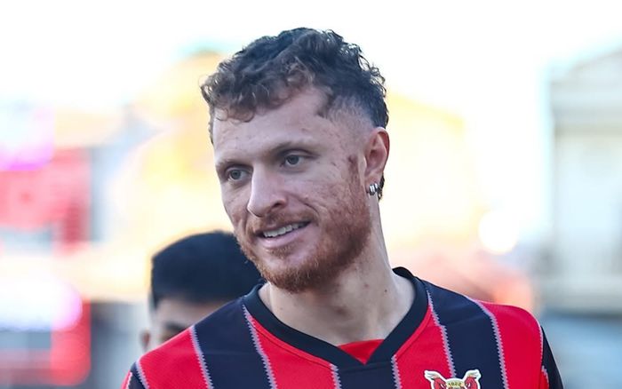 Hành vi xấu xí của ngoại binh được HLV Kim Sang Sik 'chấm' đá cặp với Xuân Son